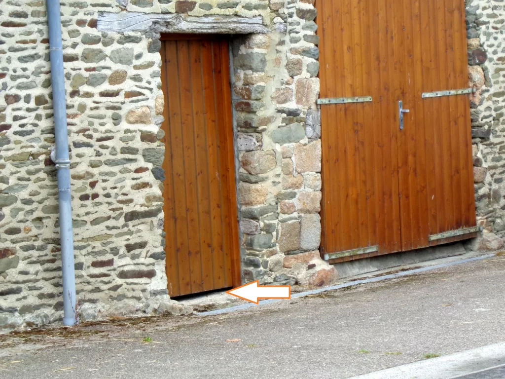 porte de grange où les hirondelles passent en dessous
