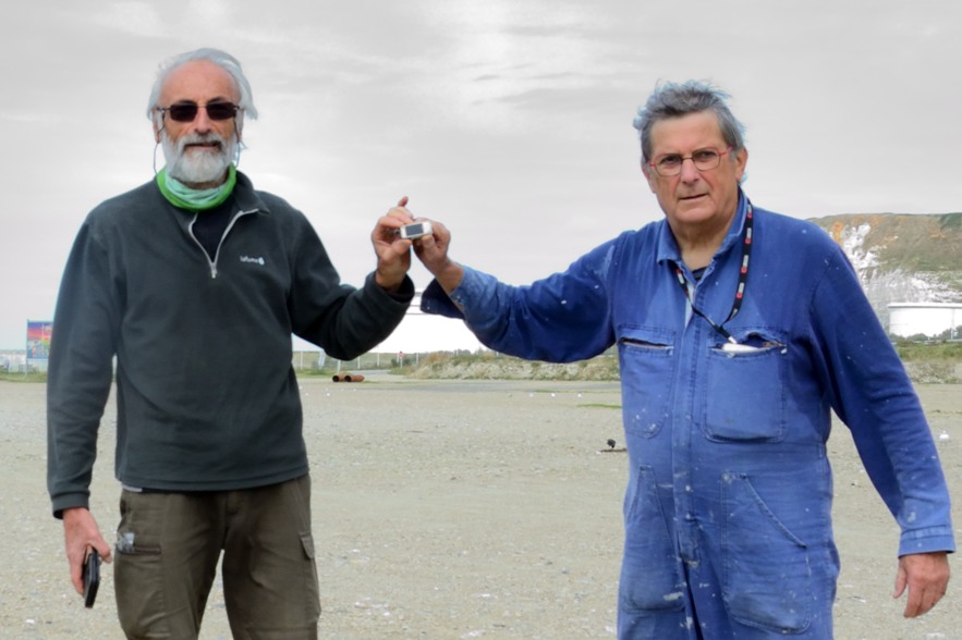 Michel et Marc qui montrent la balise GPS retrouvée